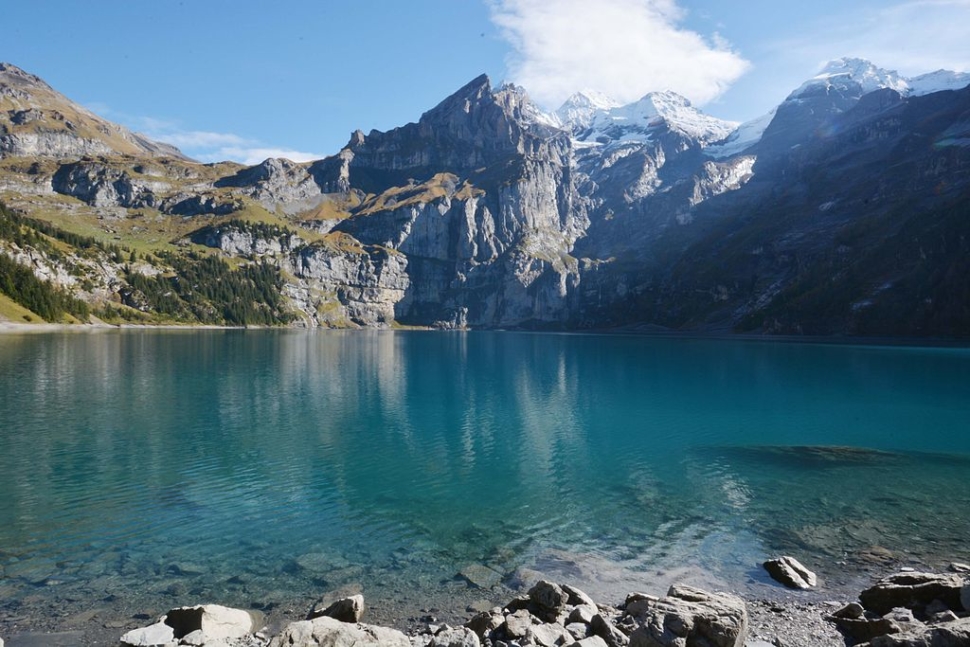 https://upload.wikimedia.org/wikipedia/commons/thumb/4/42/Oeschinensee_Unesco_heritage.jpg/1024px-Oeschinensee_Unesco_heritage.jpg